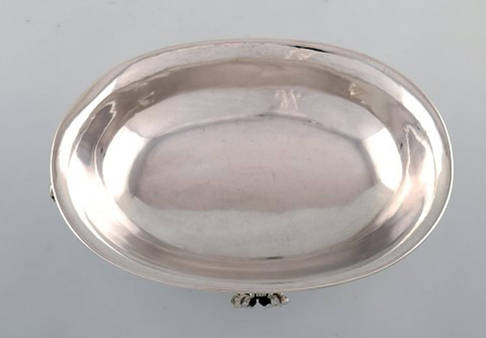 A pair of rare Georg Jensen jardiniere in sterling silver. The bowl is raised on leaves and acorns. - 7