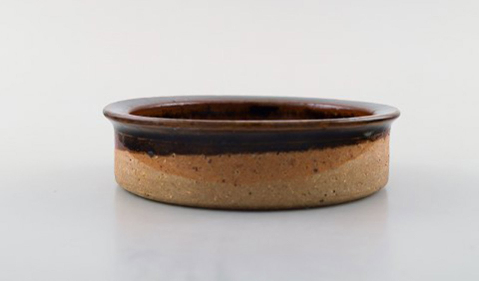 Helle Allpass (1932-2000). Low bowl of raw and glazed stoneware in brown shades. 1960 / 70's. - 2