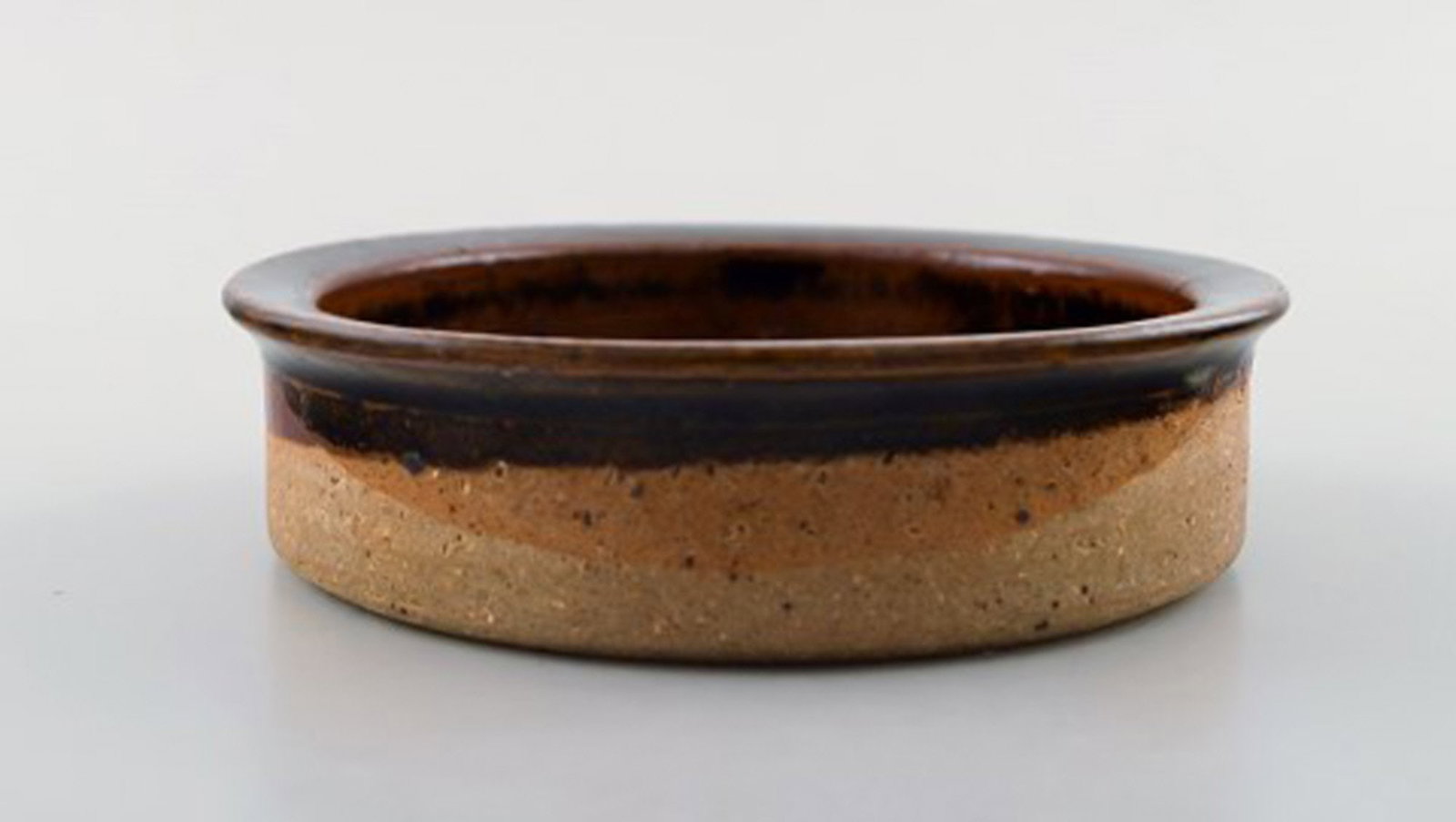Helle Allpass (1932-2000). Low bowl of raw and glazed stoneware in brown shades. 1960 / 70's. - 4