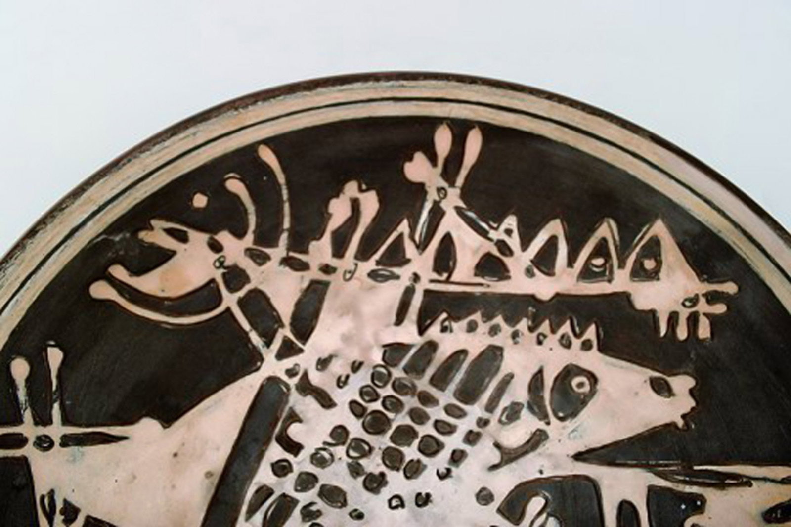 Ivy Lysdal, b. 1937. Danish ceramist and painter. Unique bowl in glazed ceramics with fish motif. - 4