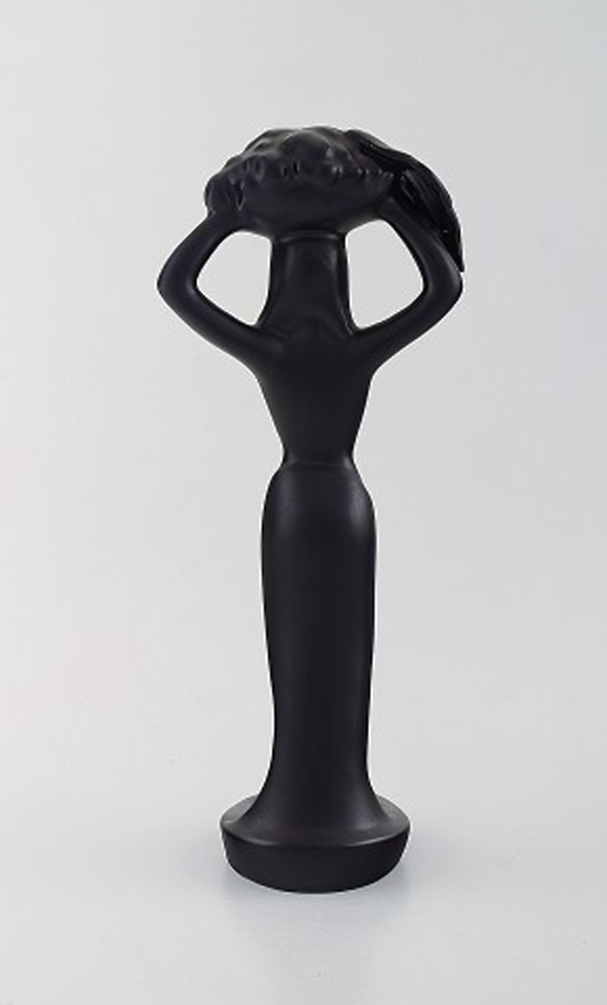 Scandinavian ceramist. Sculpture in black glazed ceramics. Woman carrying basket. 1960's. - 3