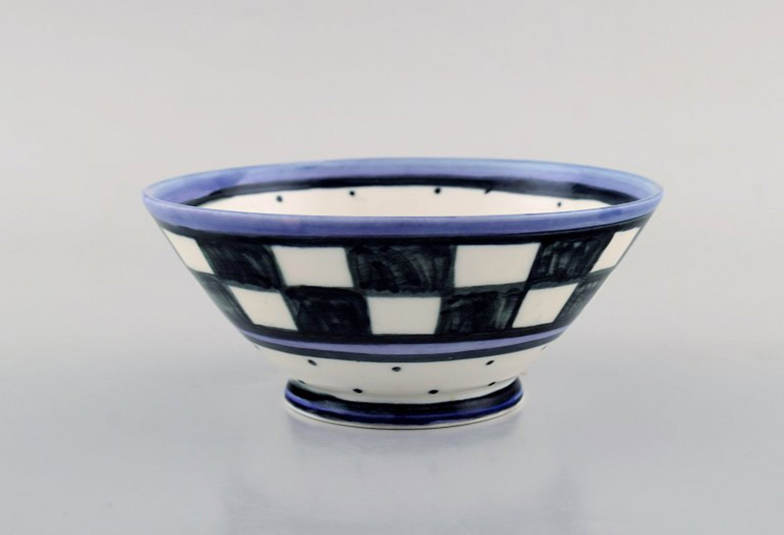 Danish ceramist. Unique bowl in hand-painted ceramics. Checkered design. Late 20th century. (1 of 5)