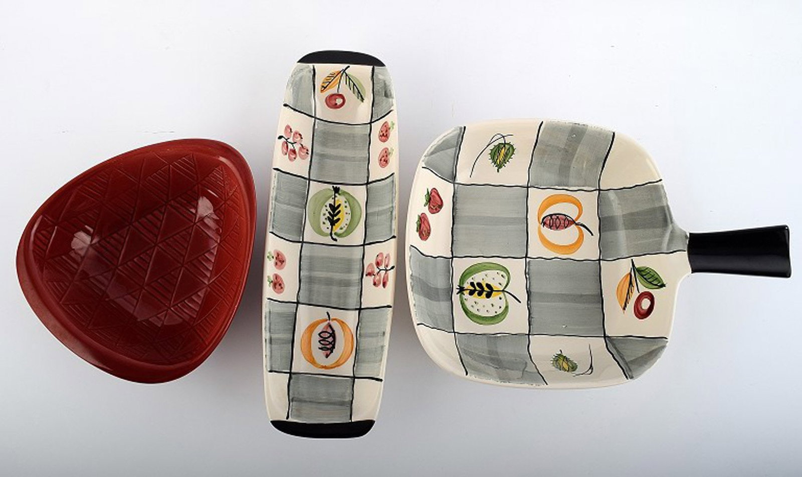 Jie, Gantofta, Sweden.: Title: Jie, Gantofta, Sweden. Description: Jie, Gantofta, Sweden, retro. Burgundy red dish (18 x 6 cm.) An oval platter decorated with fruits (28.5 cm.) Dish with handle (28.5 x 6 cm.) In perfect cond