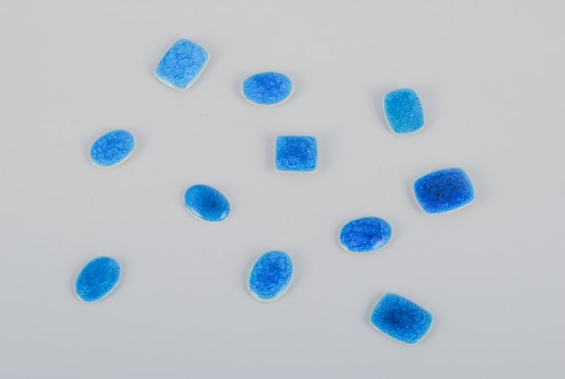 Ole Bjørn Krüger, Danish sculptor and ceramicist. Twenty unique brooches in glazed - 2