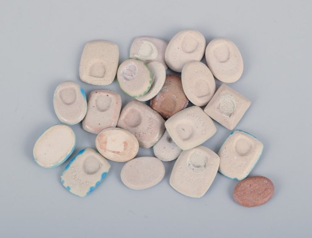 Ole Bjørn Krüger, Danish sculptor and ceramicist. Twenty unique brooches in glazed - 8