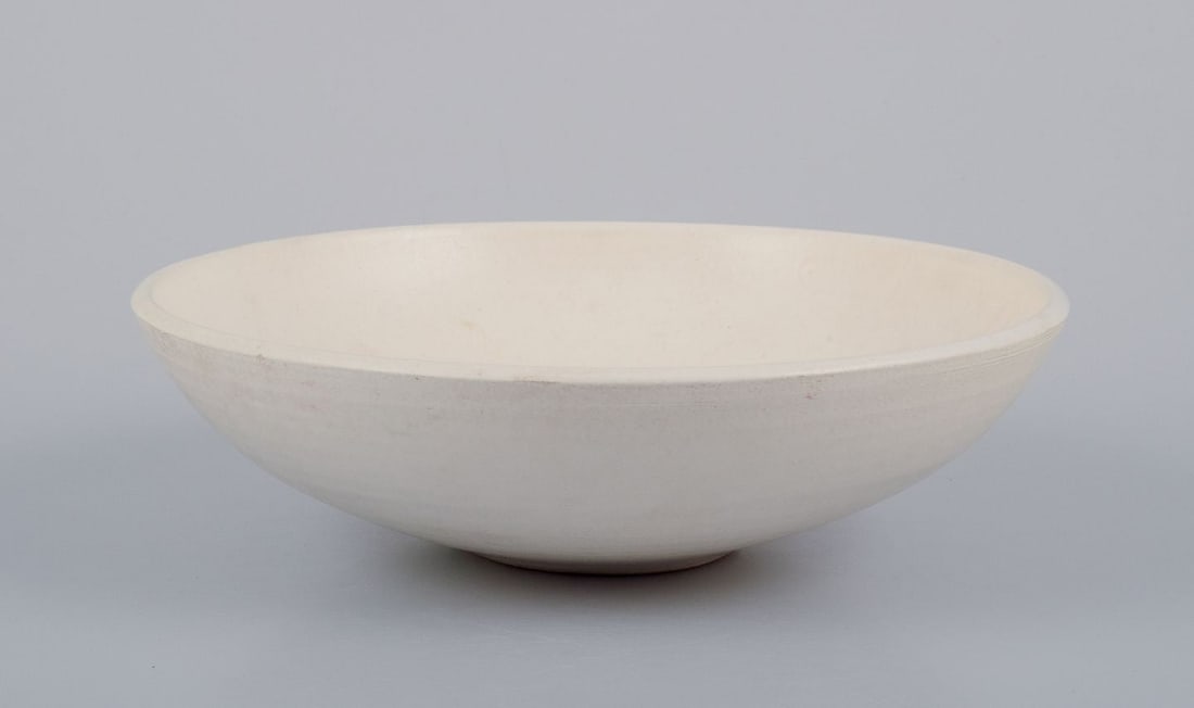 Suzanne Ramié for Atelier Madoura, France. Round ceramic bowl. Glaze in light tones. Mid-20th - 2