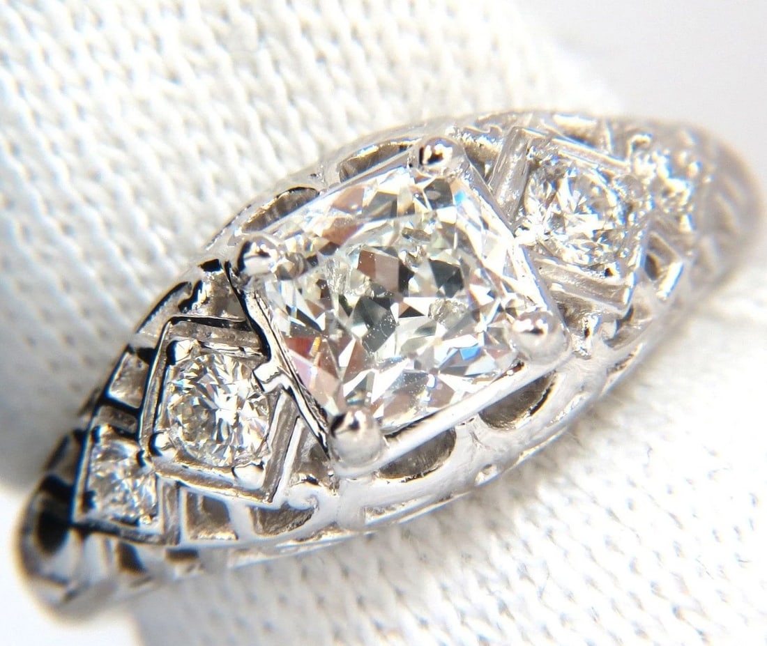 GIA 1.32ct. Cushion Brilliant diamond ring G/ Si-1 Vintage Class Deco 14kt +: Title: GIA 1.32ct. Cushion Brilliant diamond ring G/ Si-1 Vintage Class Deco 14kt + Description: Cushion Vintage Revival GIA 1.04ct. Cushion cut diamond ring. G-color Si-1 clarity Report Id: