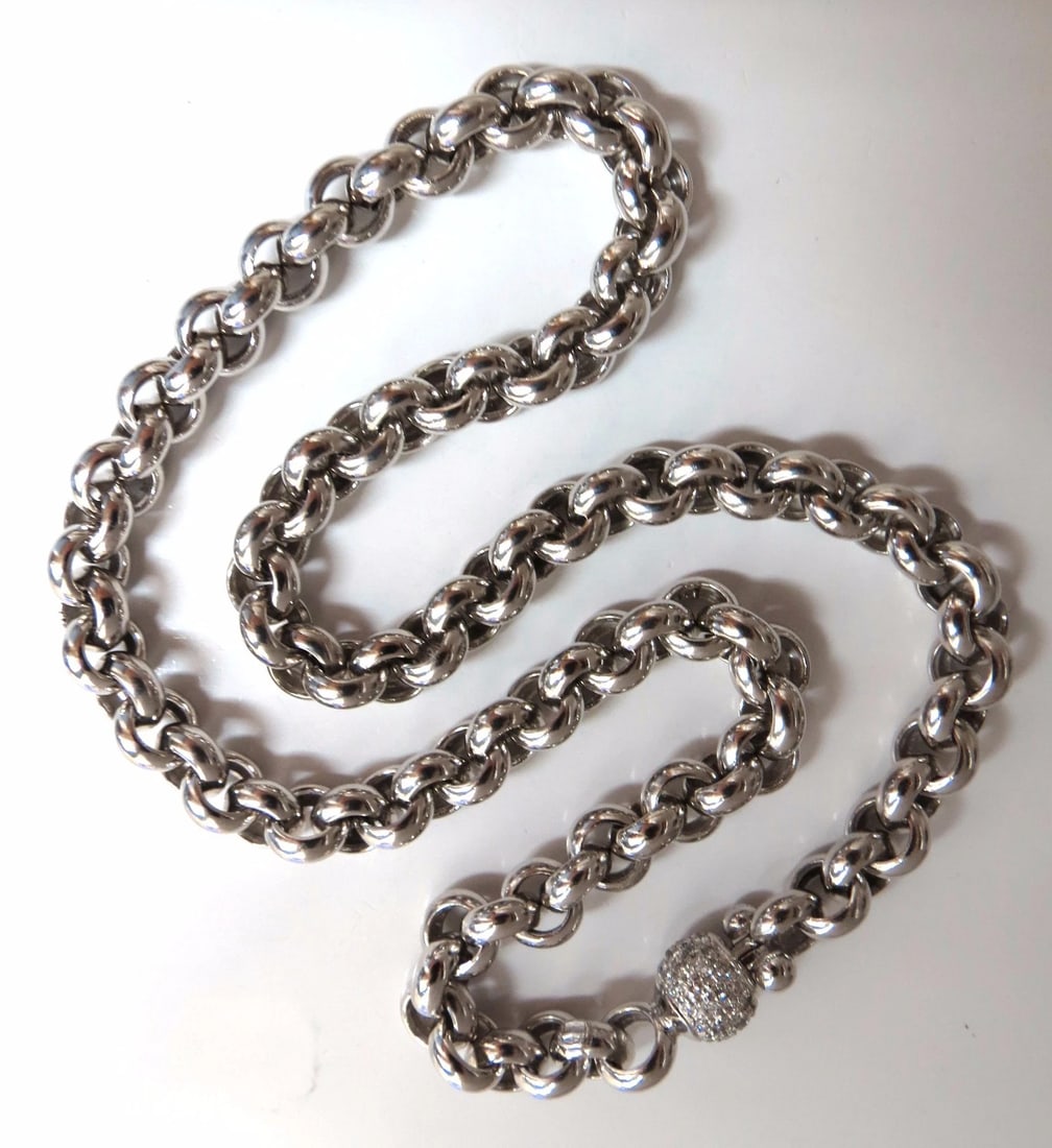 88 Gram 18kt 1.00ct diamonds Venetian Link Circles necklace**: Title: 88 Gram 18kt 1.00ct diamonds Venetian Link Circles necklace** Description: Diamond Ball Clasp, Rounded Venetian link Necklace Natural 1.00ct diamonds on clasp. G-color vs-2 clarity. Diameter