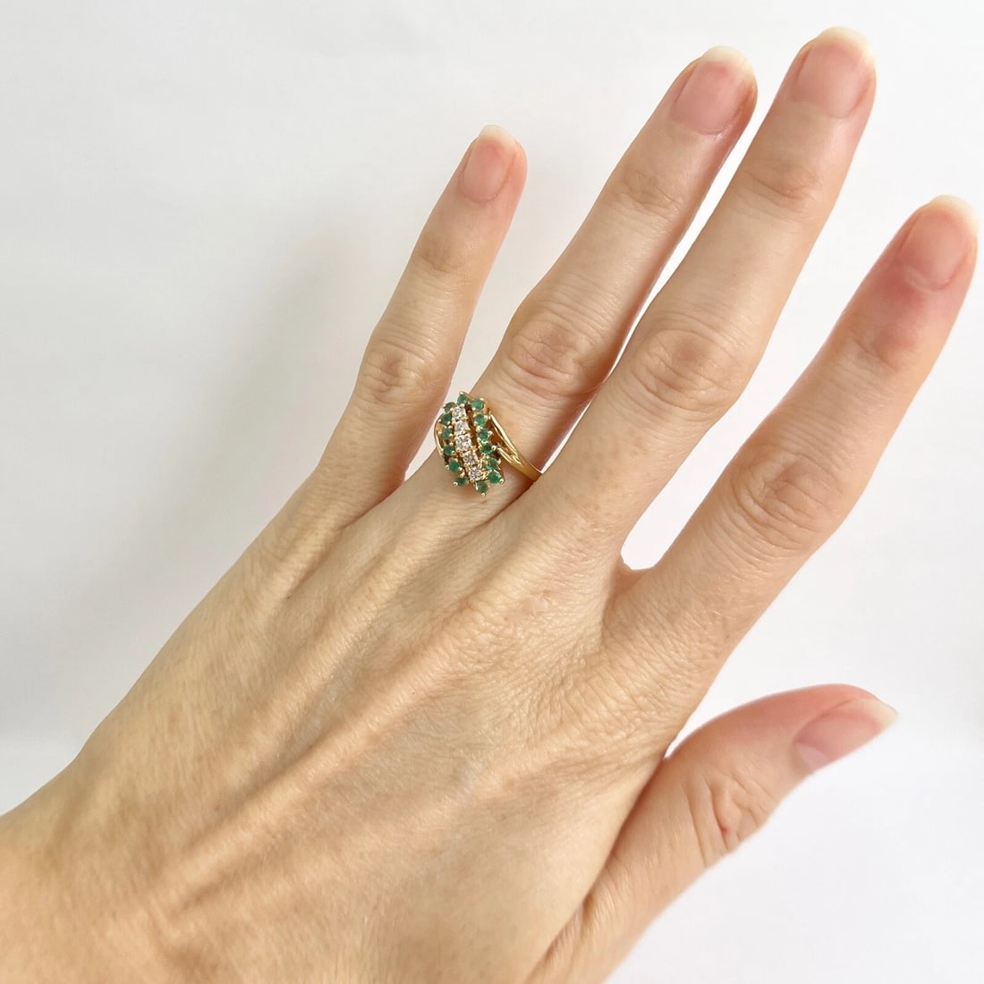 Vintage Green Emerald Diamond Cluster Cocktail Ring 14K Yellow Gold, 3.23 Grams - 4