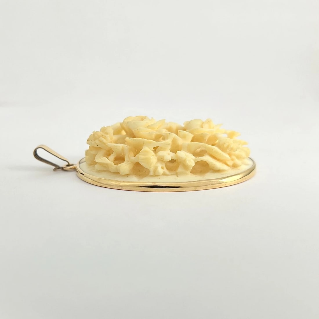 Vintage 1930's Oval Floral Ivory-Colored Celluloid Pendant Gold-Filled, 12.09 Gr - 5