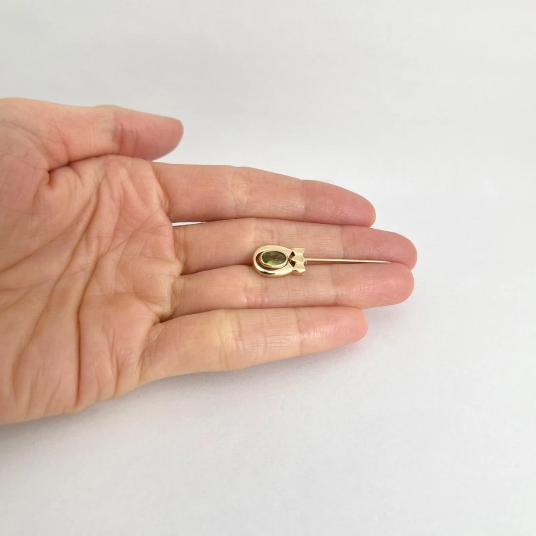 Vintage 1950's Peridot Gemstone Lapel Stick Pin 14K Yellow Gold, 1.29 Grams - 3