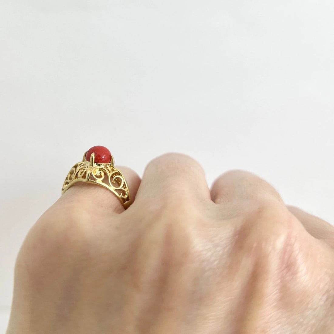 Vintage 1940's Round Cabochon Coral Filigree Ring 18K Yellow Gold, 3.05 Grams - 4