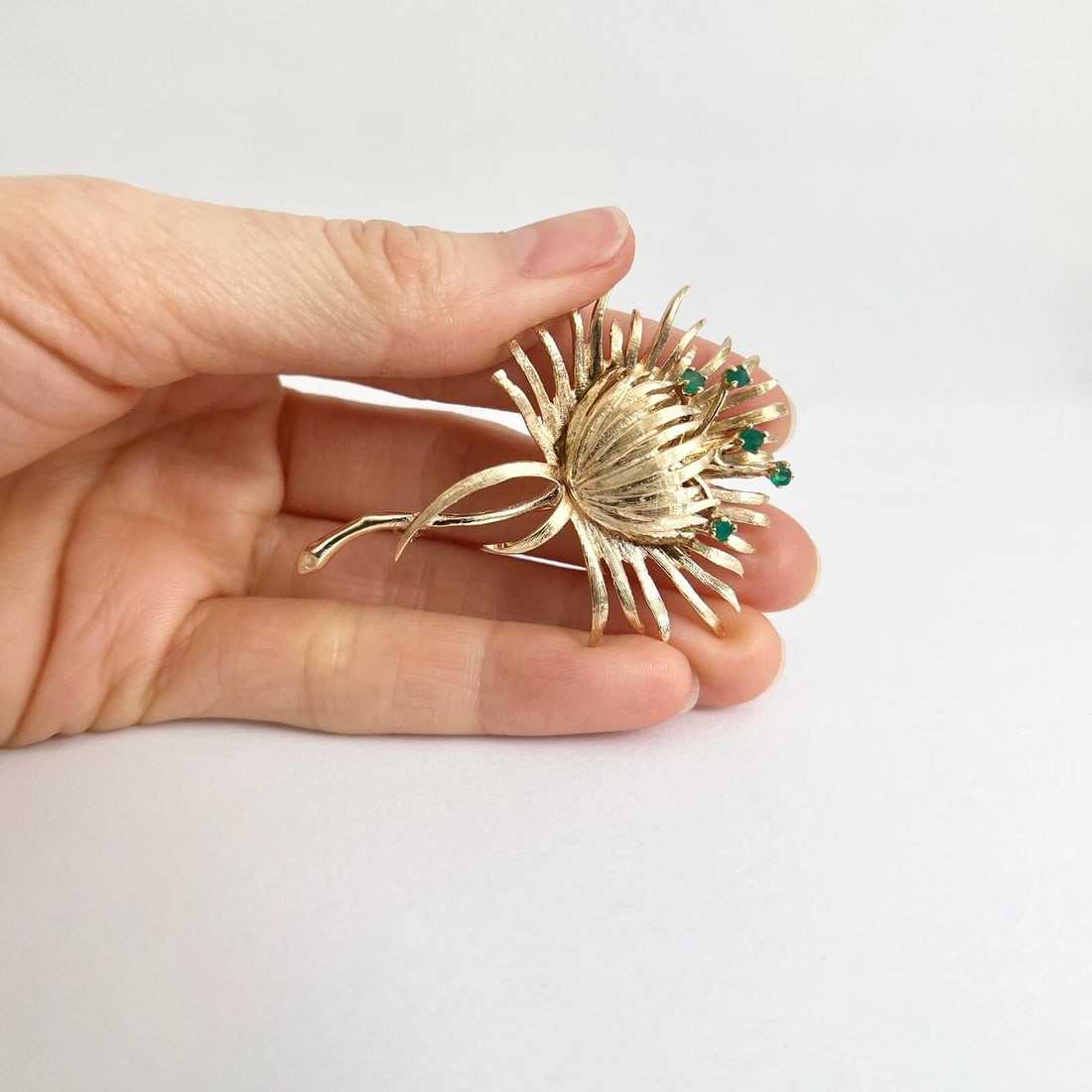 Vintage 1960's Emerald Flower Brooch Pin 12K Yellow Gold, 12.92 Gr - 2