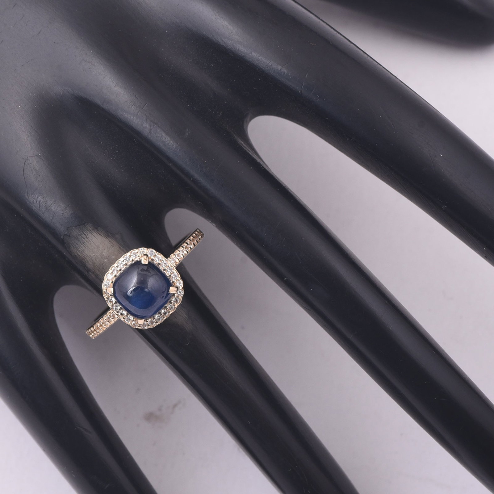 2.82 Ct Cushion Sapphire 9K Gold Ring - 2