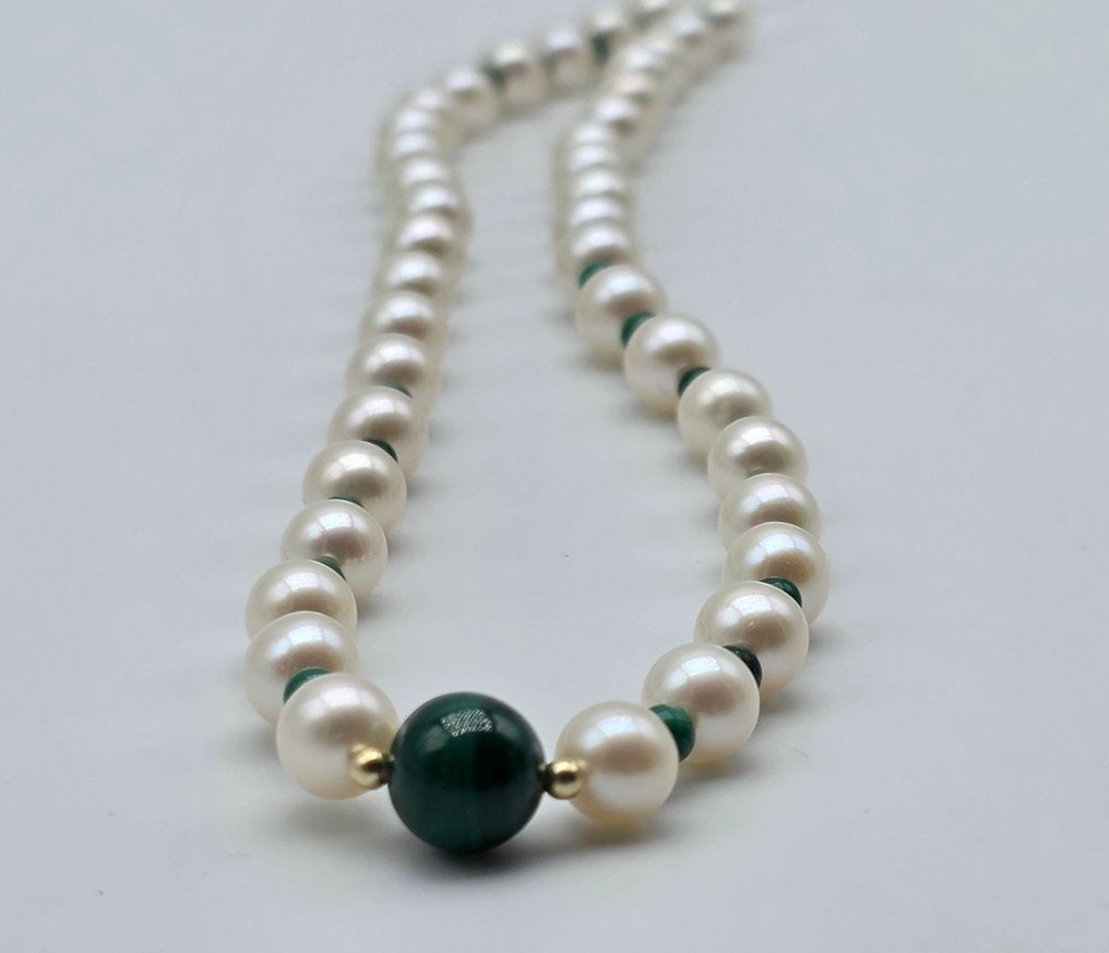 Akoya pearl necklace with malachite and 18kt (750) yellow gold clasp Central 7.8 mm malachite sphere: Title:Akoya pearl necklace with malachite and 18kt (750) yellow gold clasp Central 7.8 mm malachite sphere and two 18kt (750) yellow gold spheres Descrition:Akoya pearl necklace with malachite and 18k