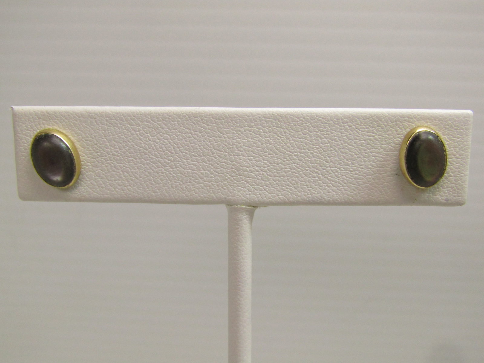 Vintage 14kt Black Mother-of-Pearl Stud Earrnigs, 1960's: Title:Vintage 14kt Black Mother-of-Pearl Stud Earrnigs, 1960'sDescription:Vintage 14kt Black Mother-of-Pearl Stud Earrnigs, 1960's. These are yellow gold, 14kt ovals with a bezel around the black