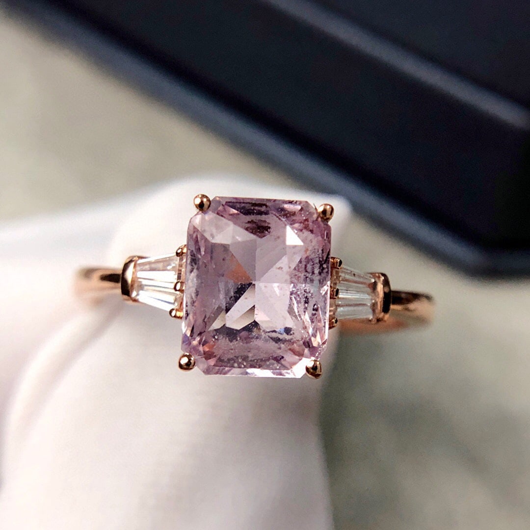 14K GOLD 1.63 CTW NATURAL SAPPHIRE & DIAMOND RING: Title:14K GOLD 1.63 CTW NATURAL SAPPHIRE & DIAMOND RINGDescription:Ref:230528670Gold Content:14K GoldRing Size:7.25USMain Gemstone:SapphireNumber of stones:1Shape:RadiantCarat Weight:1.47ct