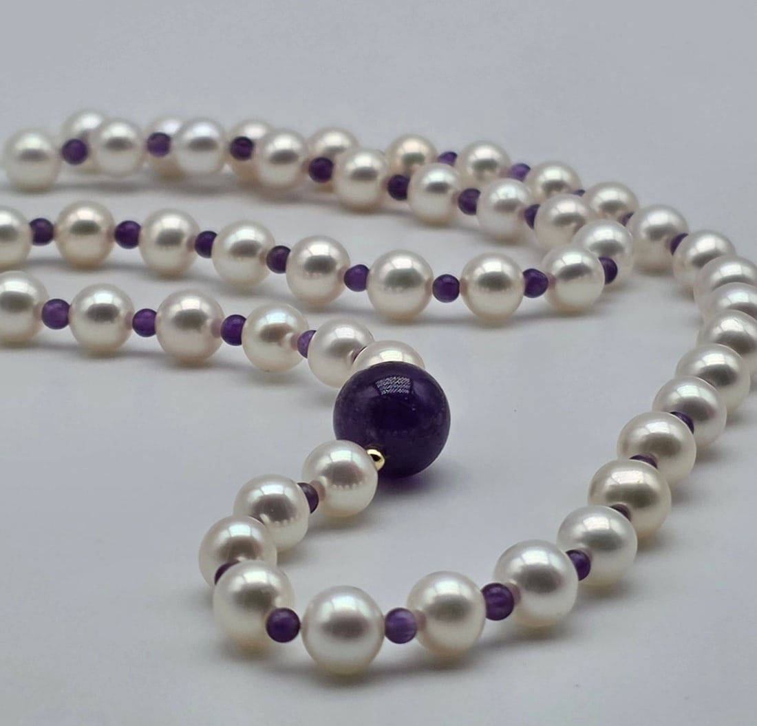 6.5 to 7 mm Akoya pearl necklace with amethyst spacers, amethyst centerpiece, beads, and 18kt (750) - 2
