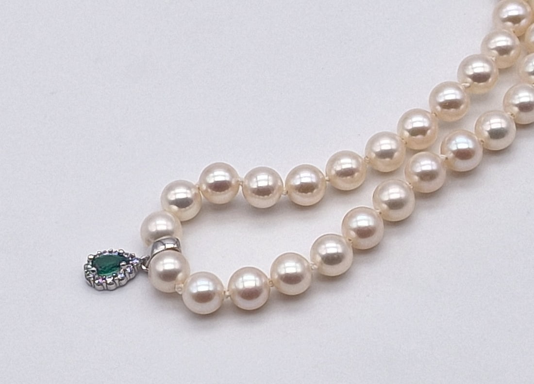 Akoya pearl necklace with 18kt white gold pendant with diamonds and emeralds - 2