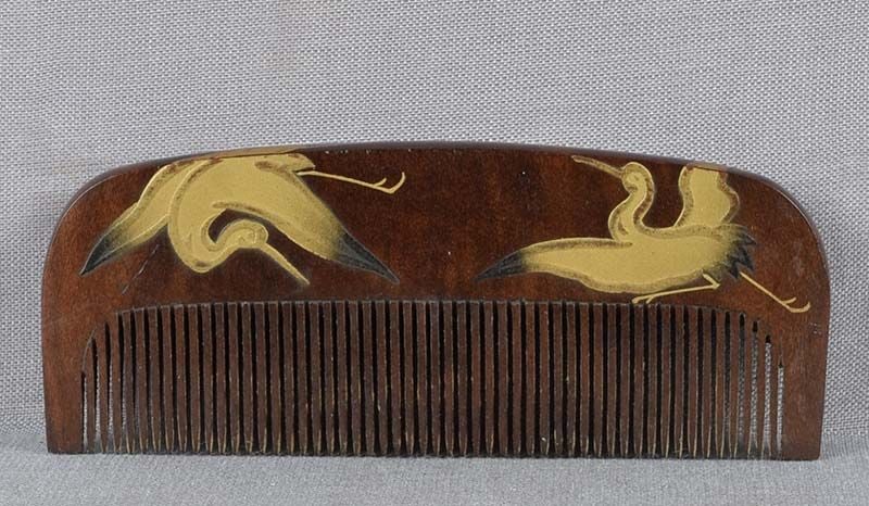 19c Japanese lacquer KUSHI hair COMB CRANES IN FLIGHT: Late Meiji period (1890s to 1912) Japanese wooden kushi (hair comb) with gold lacquer decoration of 4 cranes in flight. Beautifully made out of dense cherry wood allowing for fine teeth, superb lacque
