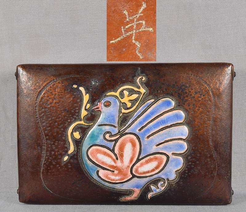 1910s ANDO Arts & Crafts Japanese copper box FAT PIGEON by HIDE: Rather unusual early Showa period (1910s) Japanese mingei (Arts and Crafts) copper box with chased and enameled decoration of a fat pigeon with its wings spread up. Wonderful combination of uchidashi