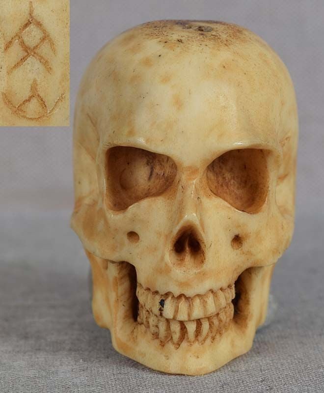 19c staghorn netsuke SKULL by BUNZAN (1 of 6)