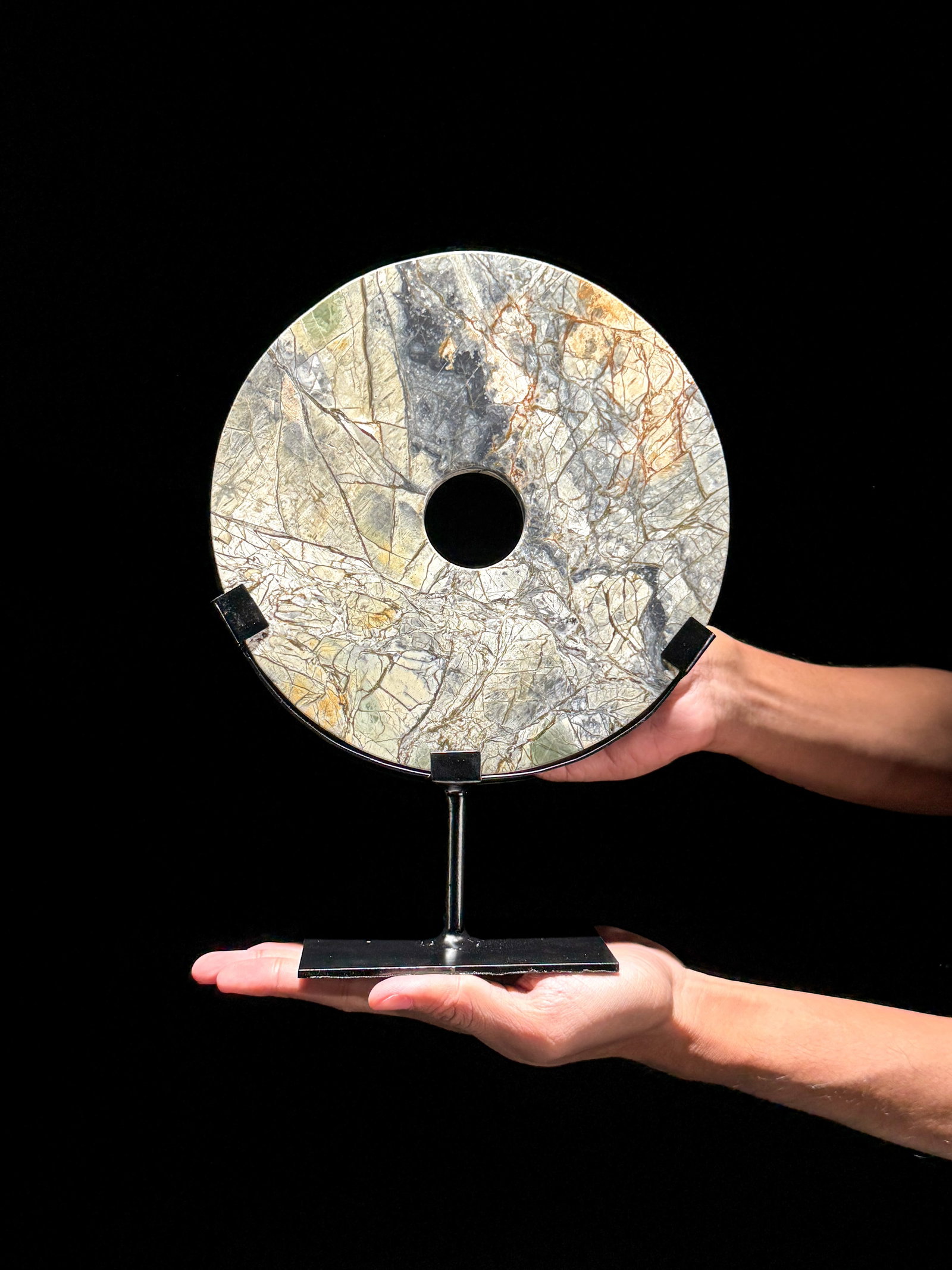 Stunning Onyx Disc on a custom stand: Title: Stunning Onyx Disc on a custom standMaker:UnknownOrigin: IndonesiaDate/Period:2026Materials:Onyx, steelDimensions:Height incl. stand: 28 cm / 11 inches Diameter: 20 cm / 7.8