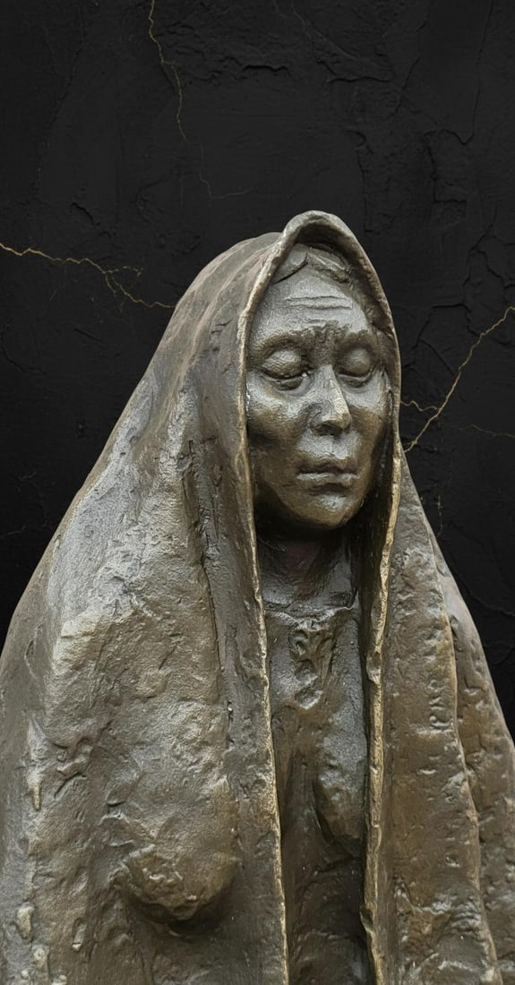 Signed Thomas Bronze Sculpture of a Meditating Native American Shaman Figure - 7