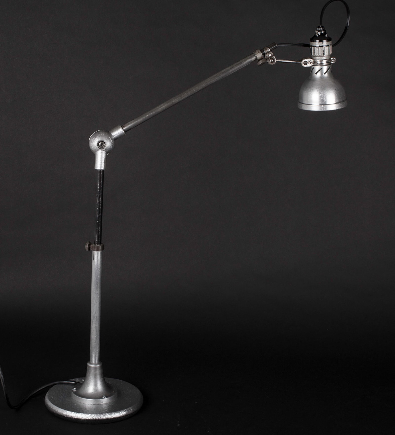 Home / French industrial modernist task lamp Lumina mounted on a base (1 of 6)