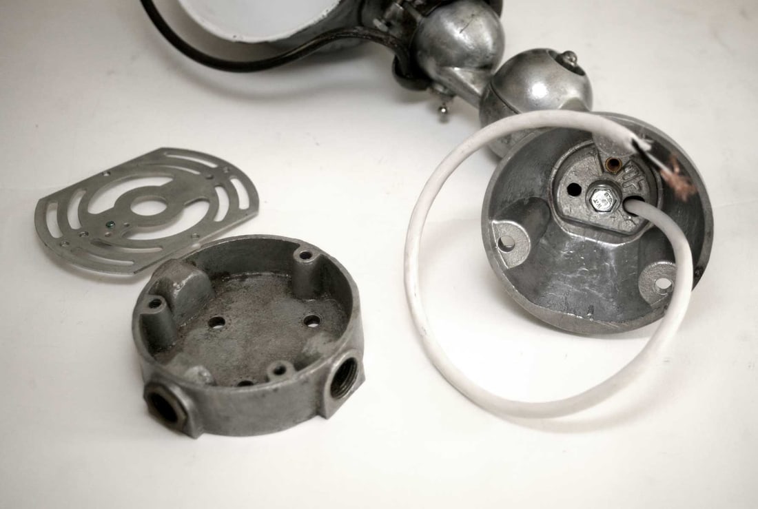 Home / FRENCH INDUSTRIAL JIELDE MODERNIST LAMP SCONCE - 6