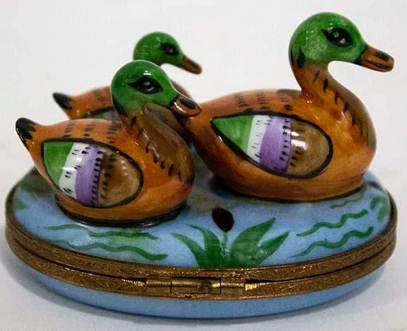 Limoges France Peint Main Enamel Porcelain Mom 3 Ducklings Keepsake Trinket Box - 2