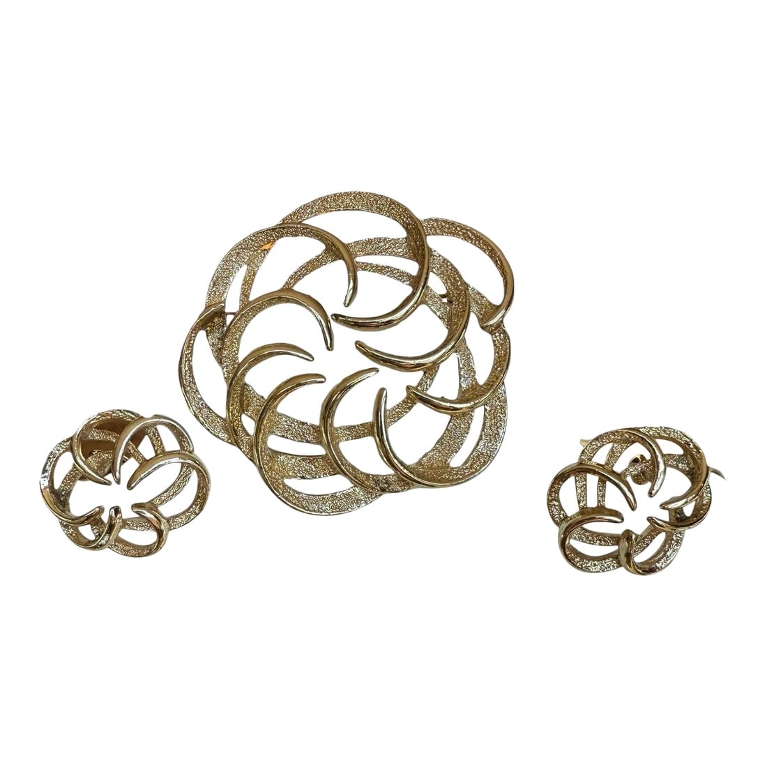 Vintage Brooch and Earring Set Gold Tone Swirl Sarah Coventry: Vintage Sarah Coventry Brooch and Earring Set Earrings are clip on Mid Century era. Golde tone polished swirl design with textured underside design. Brooch 2.25" long x 2.25" wide x 25" deep Clip