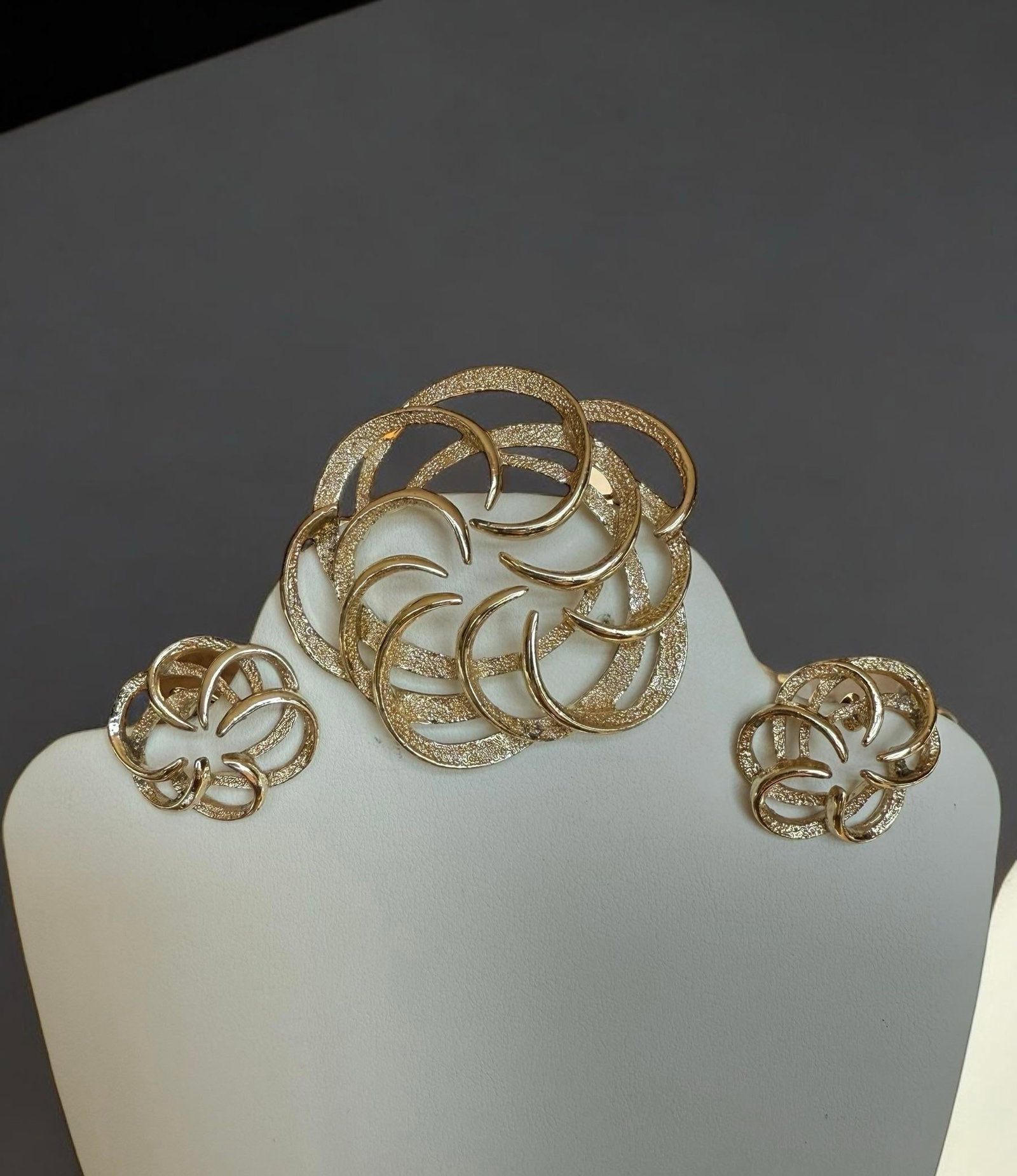 Vintage Brooch and Earring Set Gold Tone Swirl Sarah Coventry - 2