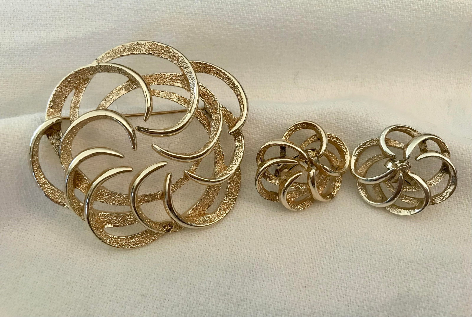 Vintage Brooch and Earring Set Gold Tone Swirl Sarah Coventry - 5