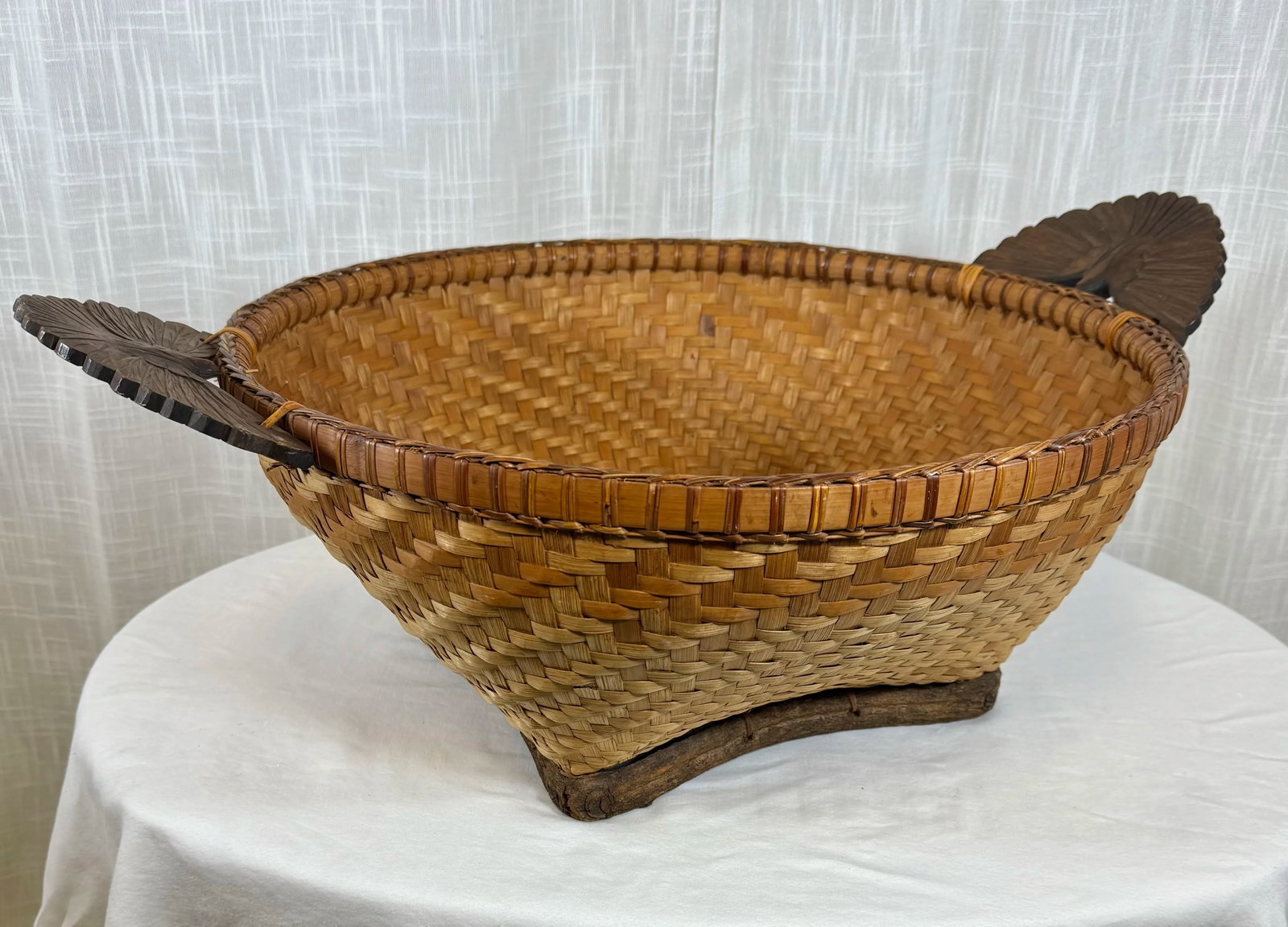 Vintage Monumental Hand-Woven Splint Wood Quatrefoil Shaped Basket With Carved Eagle Handles - 3