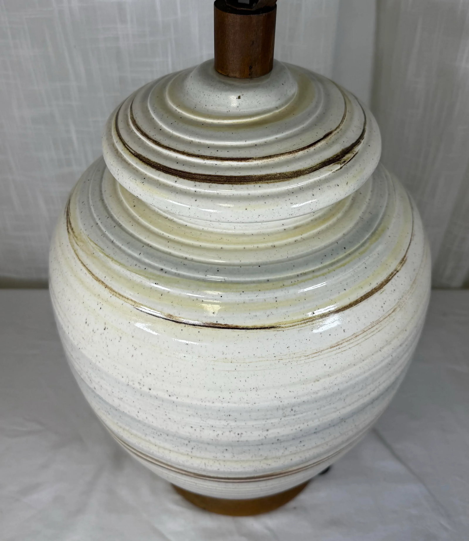 Mid-Century Modern "Beehive" Sgraffito Stoneware Lamp Attributed to Mart - 3