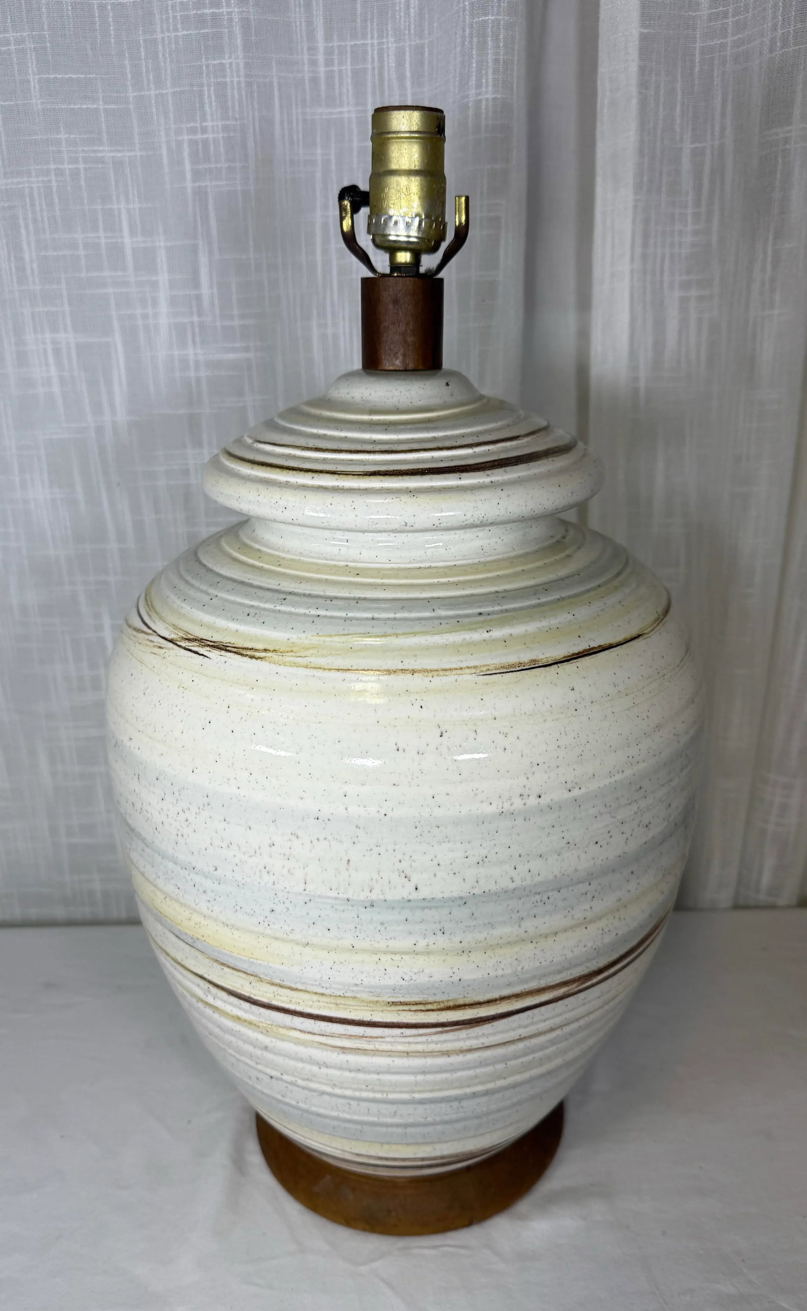 Mid-Century Modern "Beehive" Sgraffito Stoneware Lamp Attributed to Mart - 5