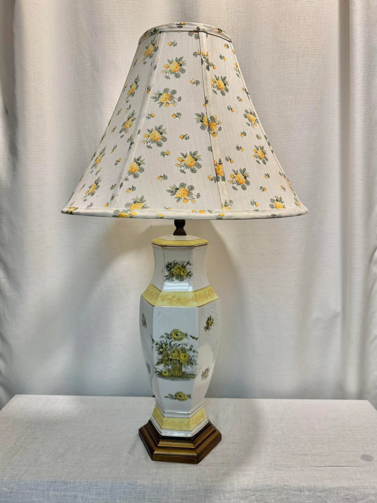 Vintage Chinoiserie Dorothy Draper Style Porcelain Urn Shape Table Lamp With Yellow Roses & Shade - 2