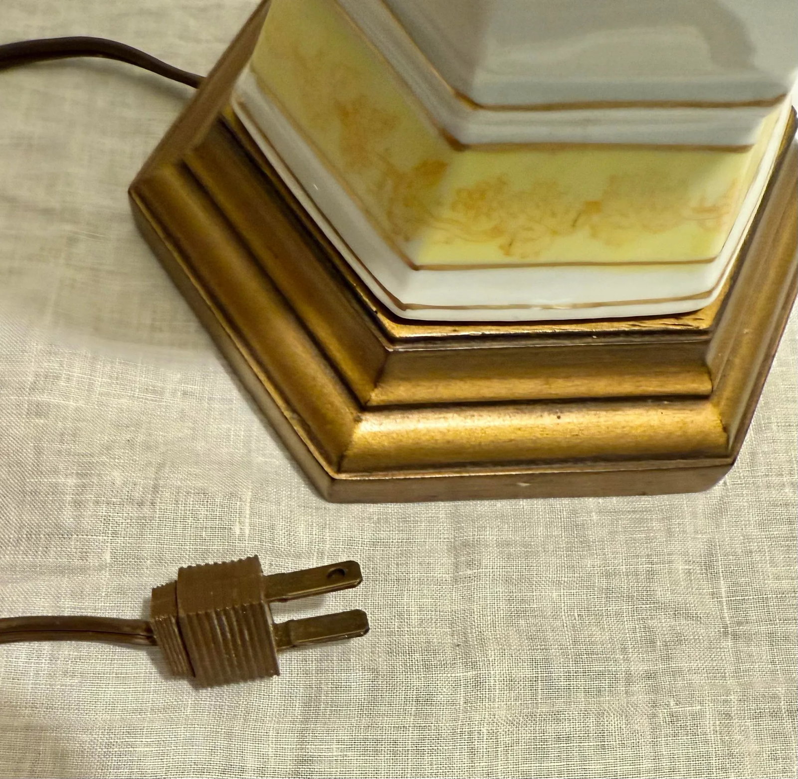 Vintage Chinoiserie Dorothy Draper Style Porcelain Urn Shape Table Lamp With Yellow Roses & Shade - 8