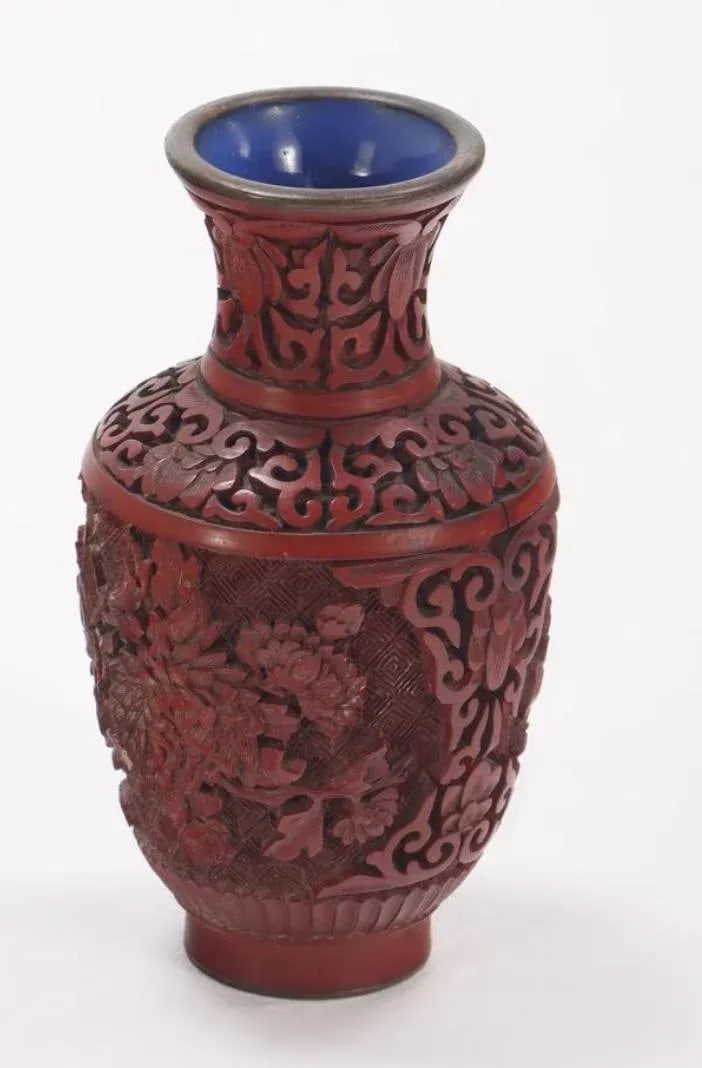 Early 1900s Chinese Cinnabar Lacquerware Set Including Four Boxes, Two Ashtrays and a Vase- 7 Pieces - 5