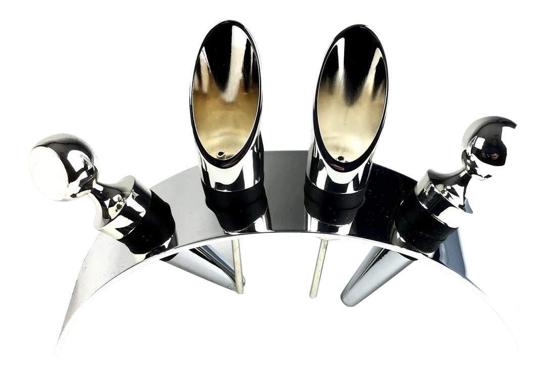 Wedgwood Silver Plate Bar Set in Box - 5 Piece Set: Super Sexy Silver Bar set by Wedgwood. Includes 2 Wine stoppers and 2 Bottle top pourers. The holder is sleek and modern. Perfect for gift giving. Includes box and ribbon with Wedgwood logos. 