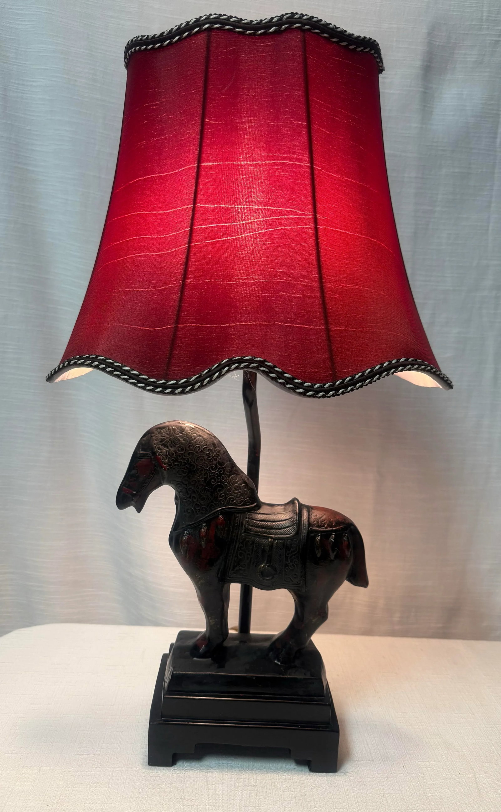 Vintage Mid-Century Modern Tang Horse Table Lamp in Frederick Cooper Style - 2