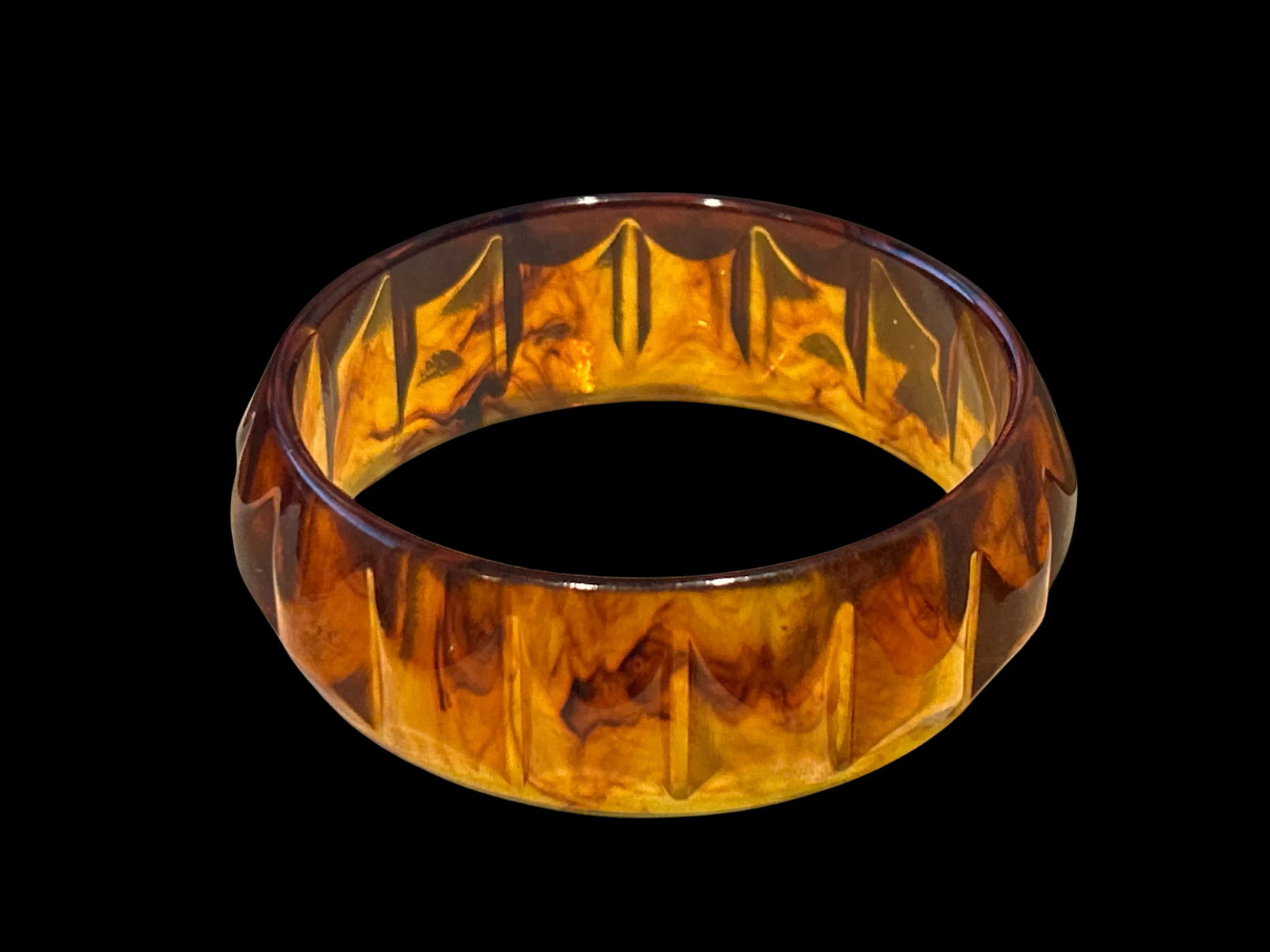 Vintage Carved Bakelite Bangle Bracelet in Marbled Amber Root Beer Tones - 2