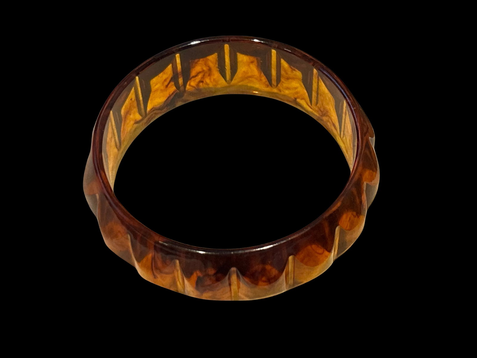 Vintage Carved Bakelite Bangle Bracelet in Marbled Amber Root Beer Tones - 3
