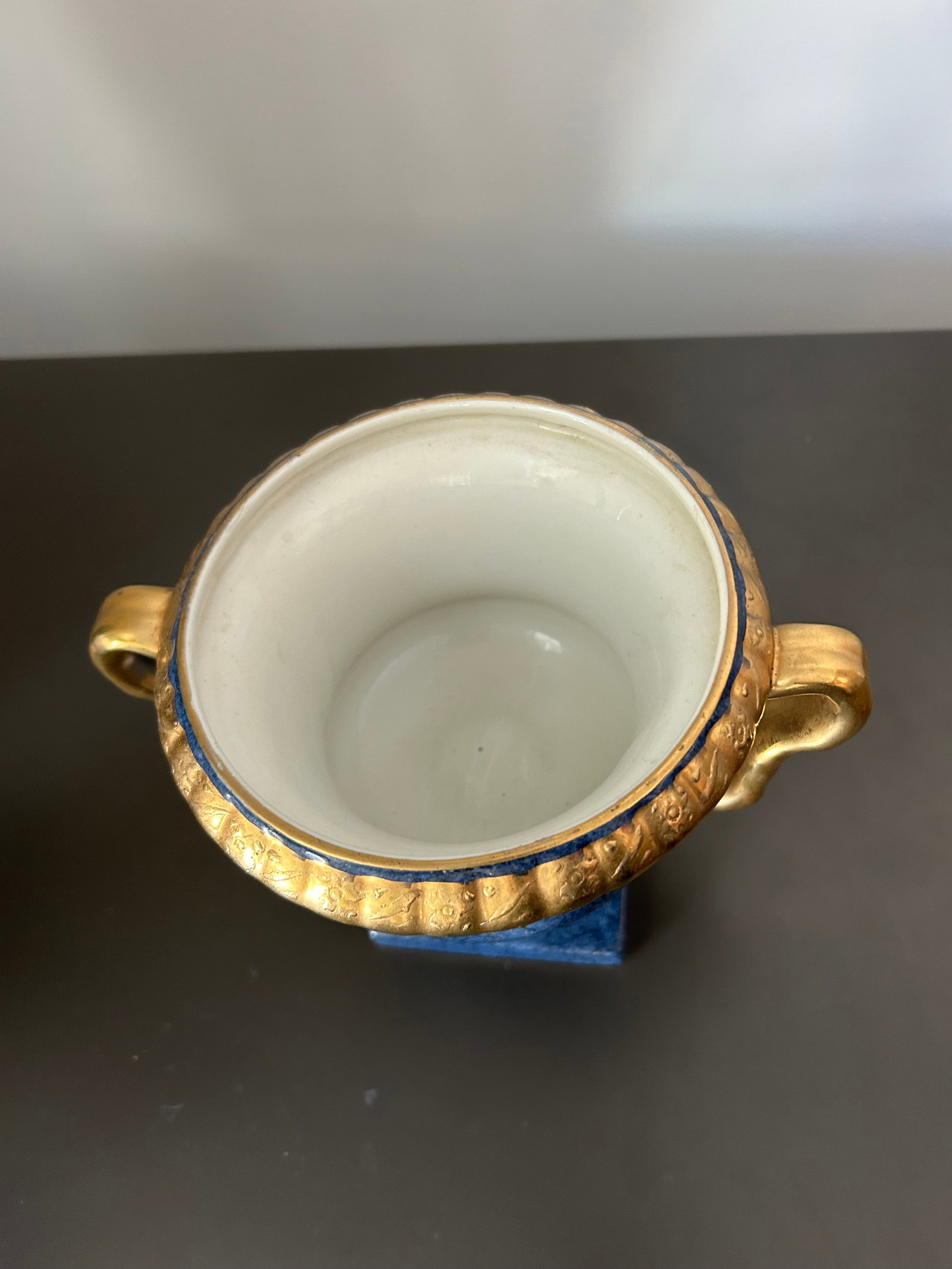 Vintage Cobalt Blue & Gold Gilded Urn Vase – ArtMark Japan Porcelain, Ornate Handles & - 4