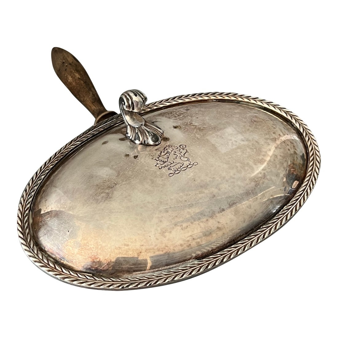 Silver Plate Silent Butler or Crumb Catcher: Vintage silver plate silent butler with a lion etched in the top. It bears a wooden handle. Condition: Imperfections: No Imperfections Condition Notes: Tarnished Dimensions: Height: 2.5 in. Width: