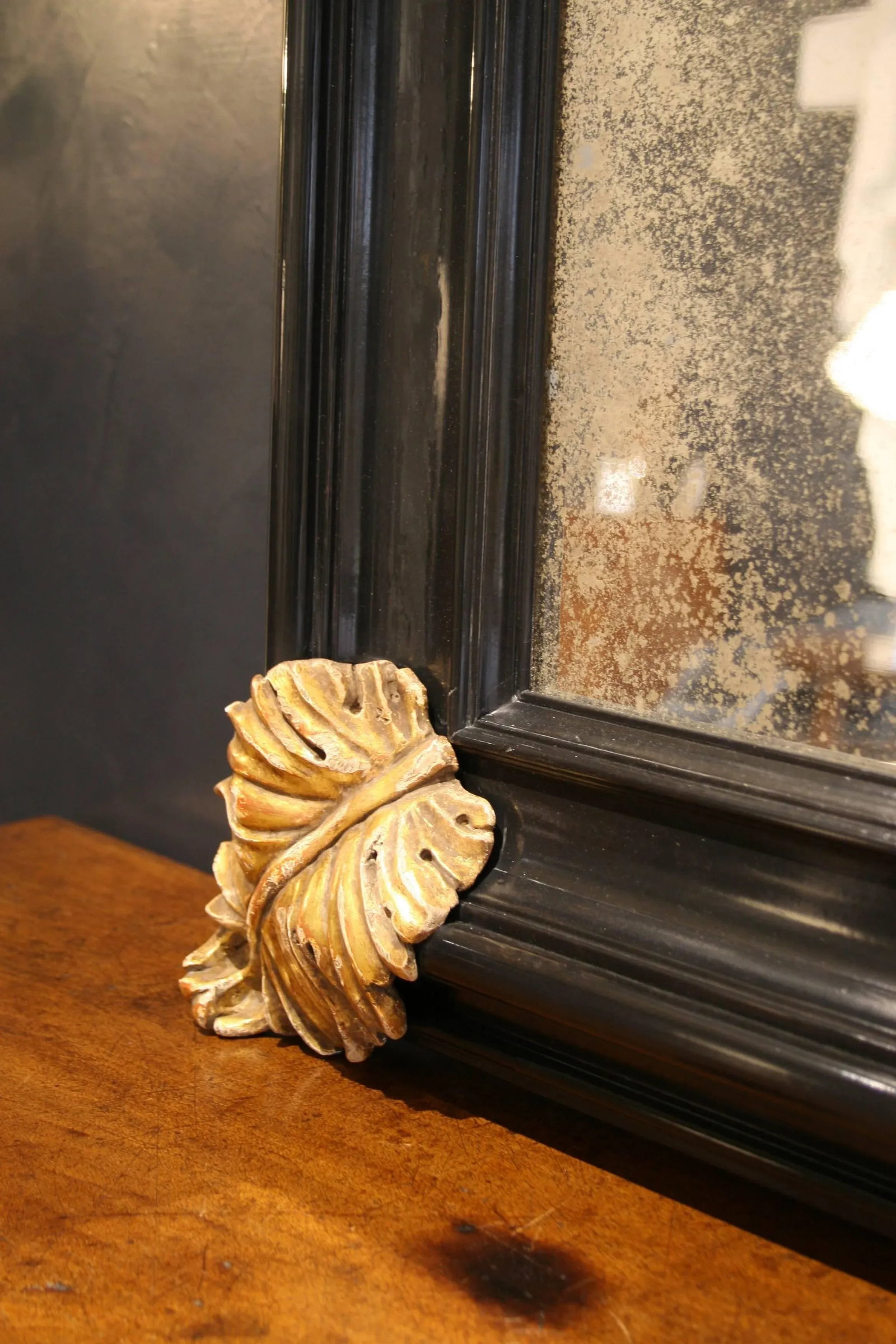 1980s Italian Baroque Style Mirror With Hand-carved Gilt Details, Aged Mirror Glass - 4