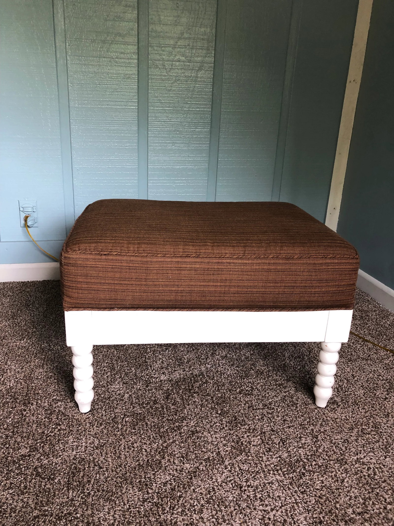 2000s Spindle Club Arm Chairs & Ottoman Set- 3 Pieces - 9