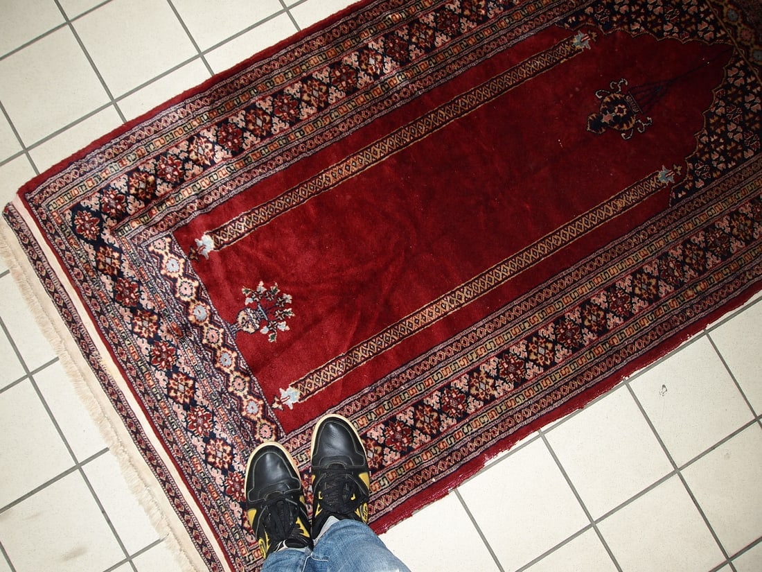 Handmade vintage Pakistani Lahore prayer rug 3' x 5.8' (94cm x 178cm) 1960s - 8