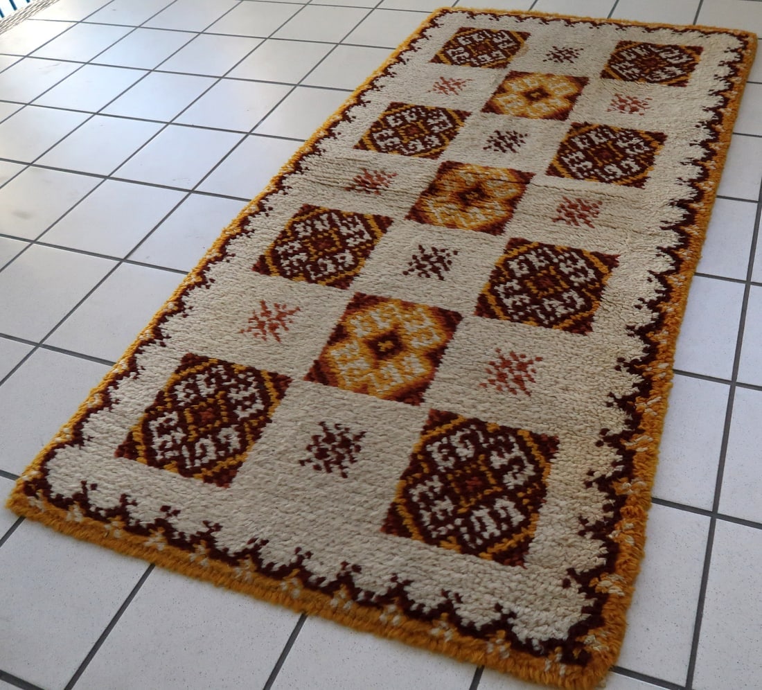Vintage French Savonnerie rug 2.5' x 4.8' (77cm x 146cm) 1960s - 12